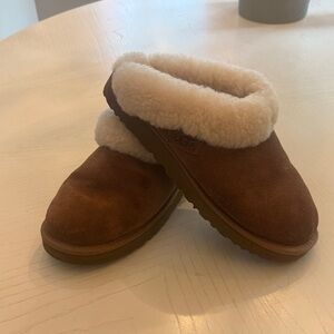 UGG women’s Tan Sheepskin Slippers sz 10